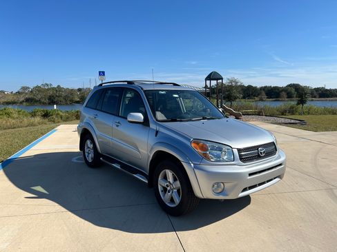 Used 2005 Toyota RAV4 4WD image 1