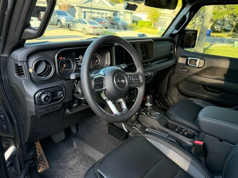 Used 2025 Jeep Wrangler Unlimited Sahara image 6