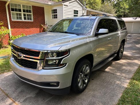 Used 2017 Chevrolet Suburban LT w/ Luxury Package RWD image 4
