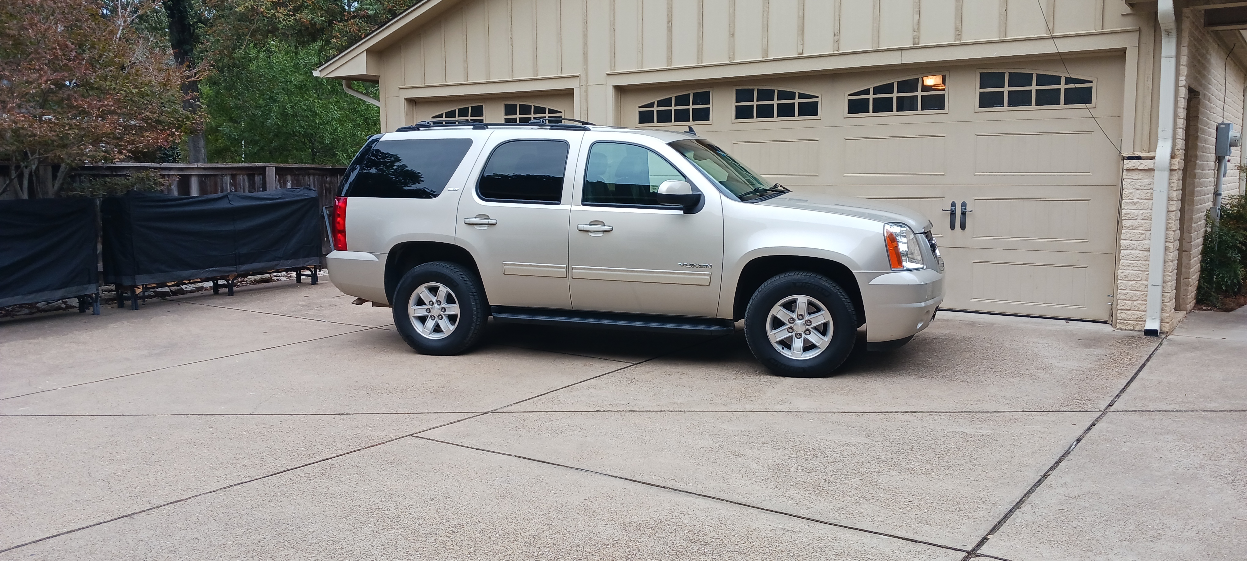 Used 2014 GMC Yukon SLT AWD/4WD image 2