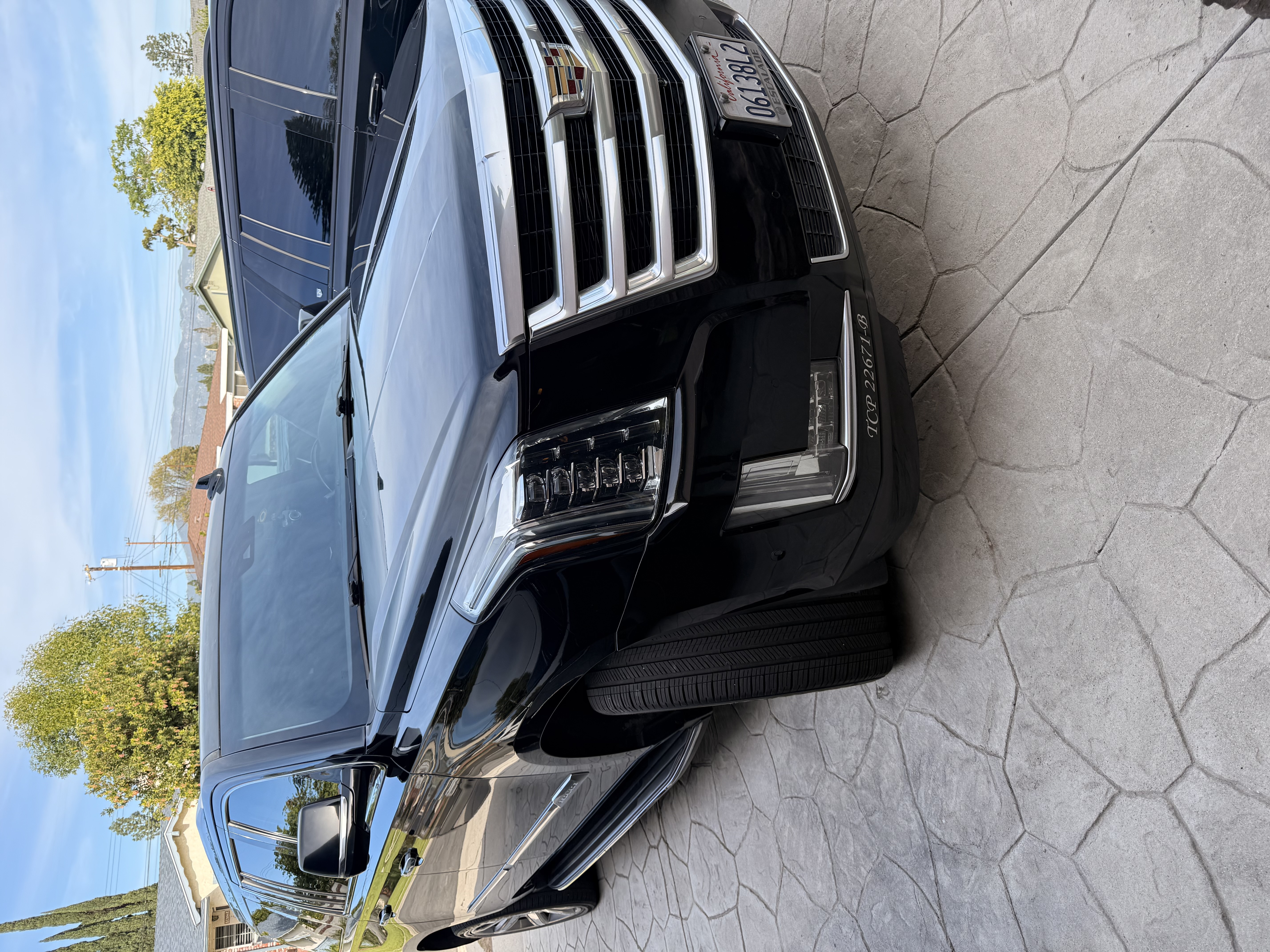 Used 2019 Cadillac Escalade ESV Luxury RWD image 2