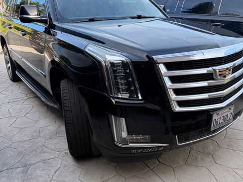 Used 2019 Cadillac Escalade ESV Luxury RWD image 2