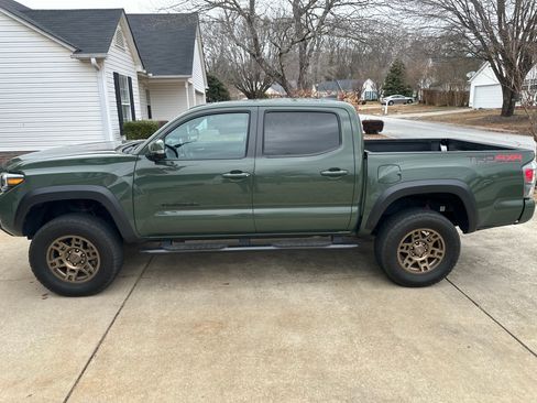 Used 2022 Toyota Tacoma TRD Off-Road w/ TRD Premium Off Road Package AWD/4WD image 4