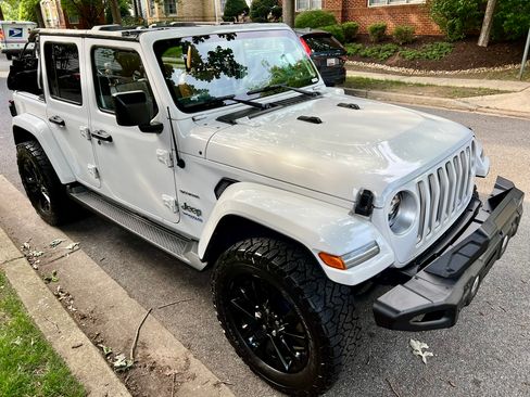 Used 2022 Jeep Wrangler Unlimited Sahara w/ Cold Weather Group AWD/4WD image 6