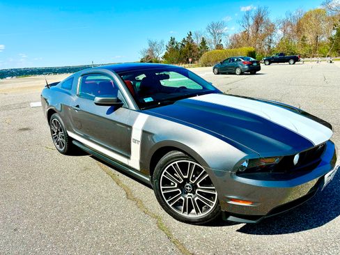 Used 2010 Ford Mustang GT Premium RWD image 2