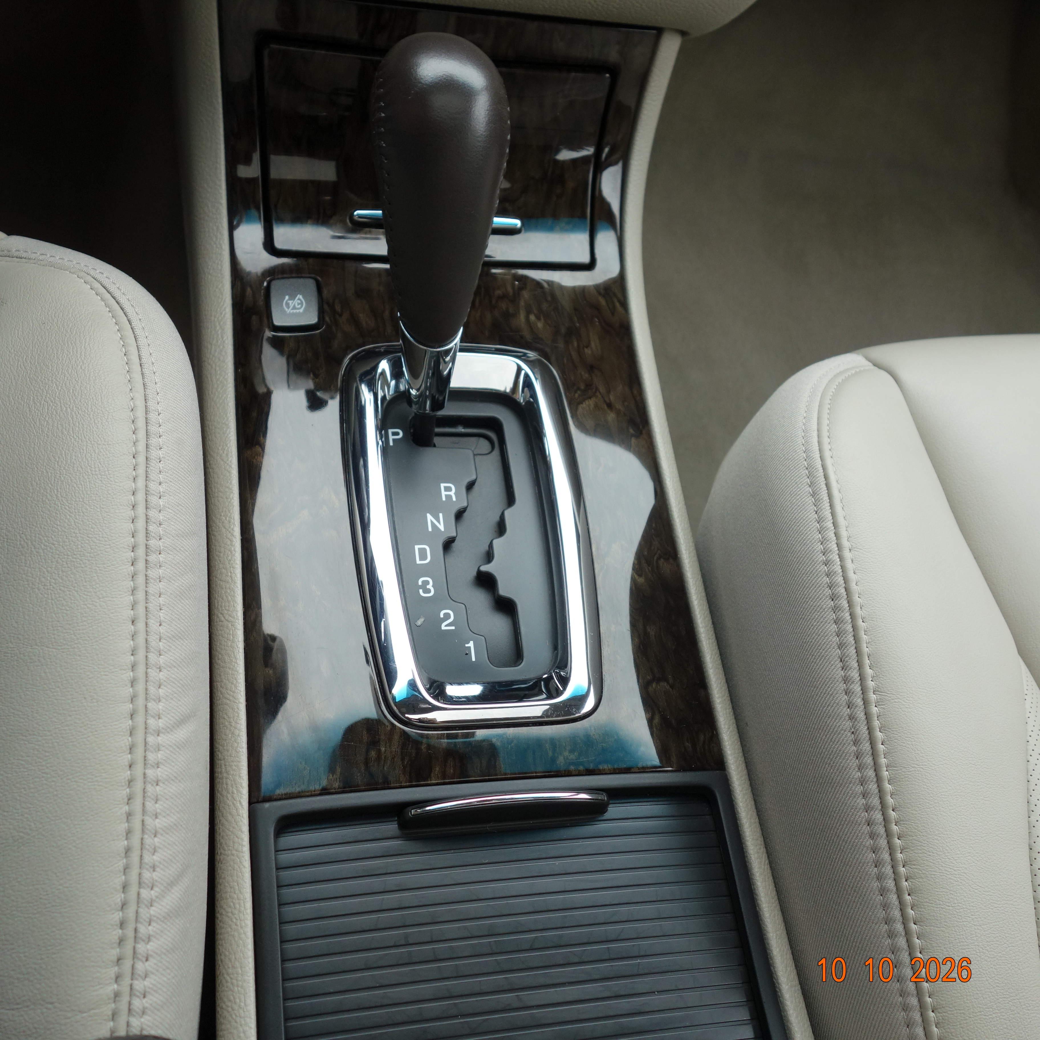Used 2008 Cadillac DTS w/ Sun And Sound Package FWD image 16