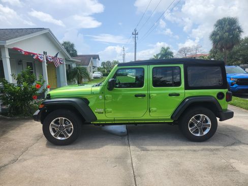 Used 2018 Jeep Wrangler Unlimited Sport S AWD/4WD image 9