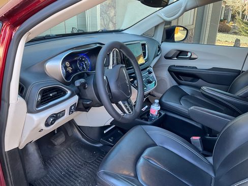 Used 2023 Chrysler Pacifica Touring-L image 10