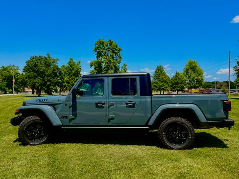 Used 2025 Jeep Gladiator Sport AWD/4WD image 10
