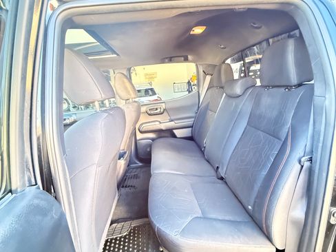 Used 2017 Toyota Tacoma TRD Sport AWD/4WD image 4