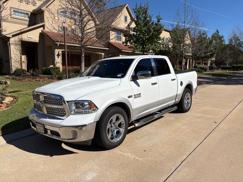 Used 2017 RAM 1500 Laramie w/ Convenience Group image 8
