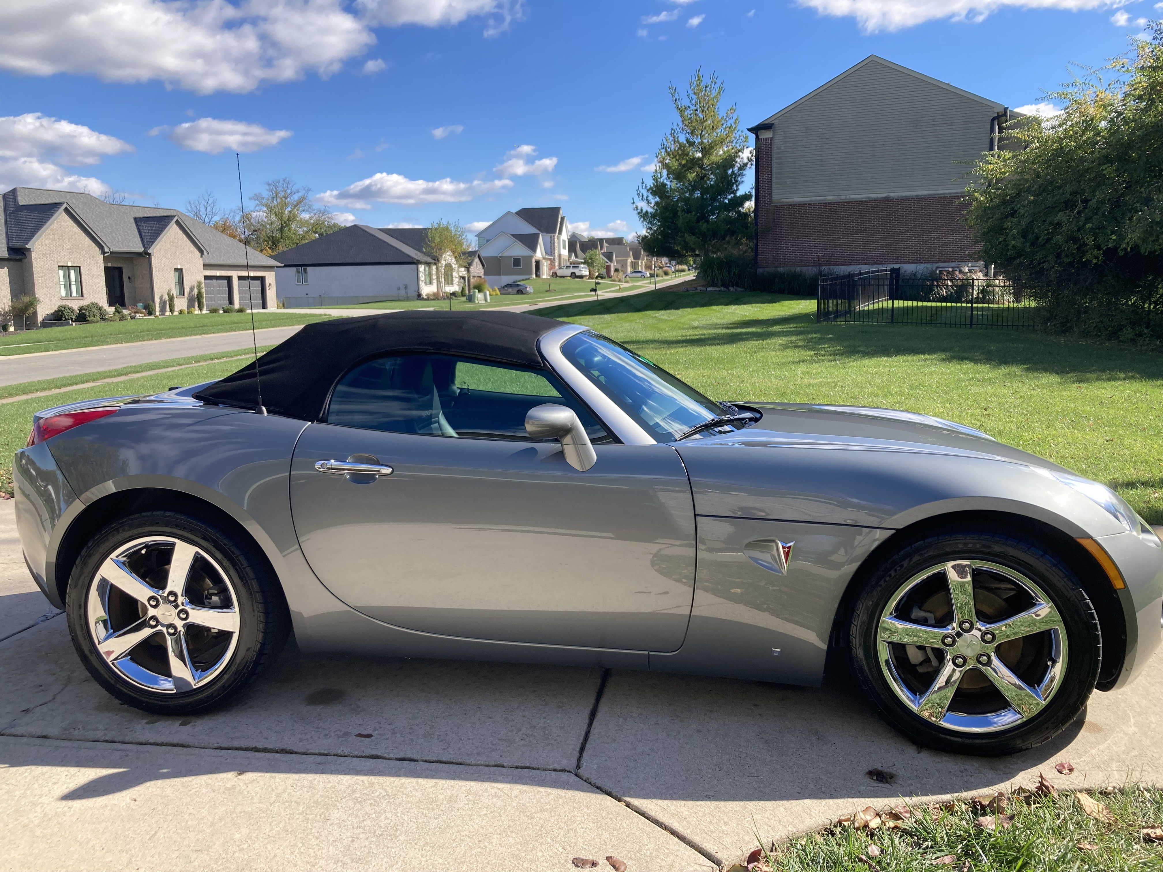 Used 2007 Pontiac Solstice GXP w/ Premium Package RWD image 1