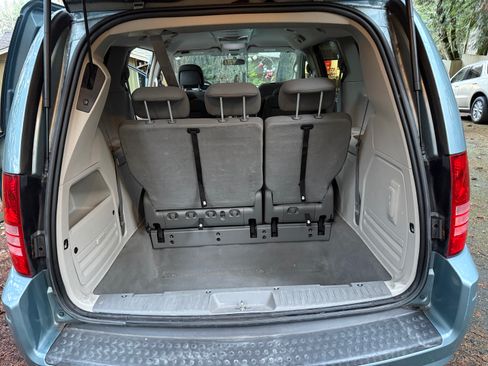 Used 2010 Chrysler Town & Country Touring image 10