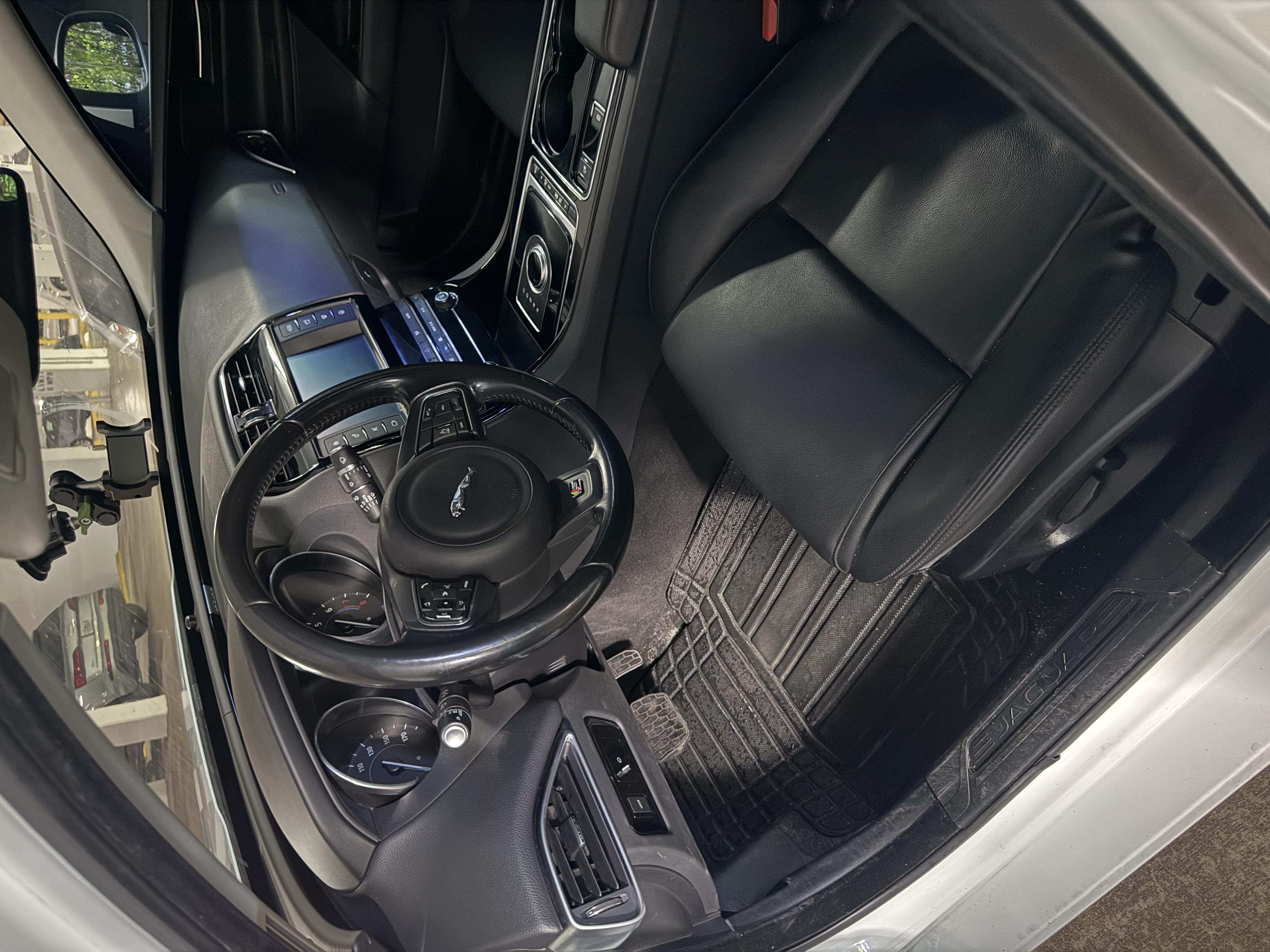 Used 2017 Jaguar XE RWD image 11