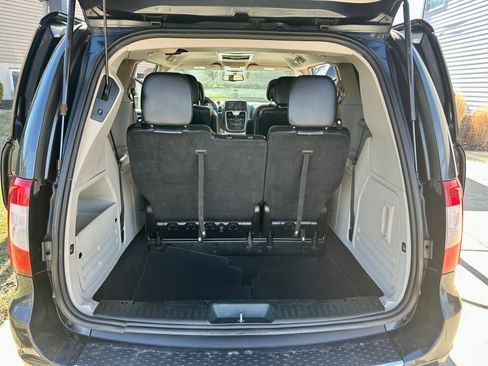 Used 2013 Chrysler Town & Country Touring image 14