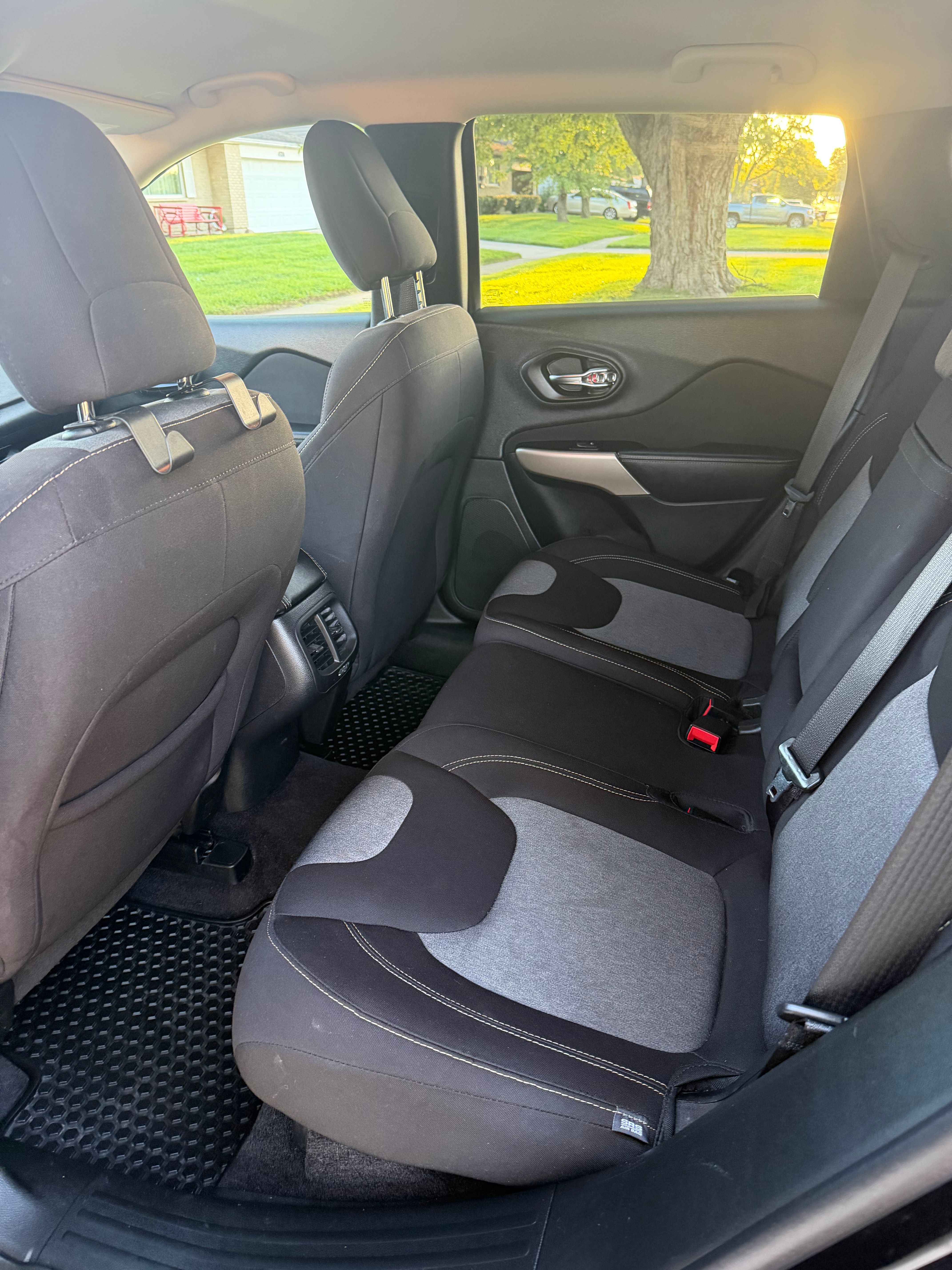 Used 2018 Jeep Cherokee Latitude w/ Altitude Package AWD/4WD image 6