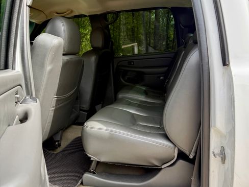 Used 2004 Chevrolet Silverado 2500 LS w/ Skid Plate Package image 11