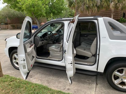 Used 2009 Chevrolet Avalanche LTZ image 24