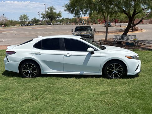Used 2020 Toyota Camry SE FWD image 4