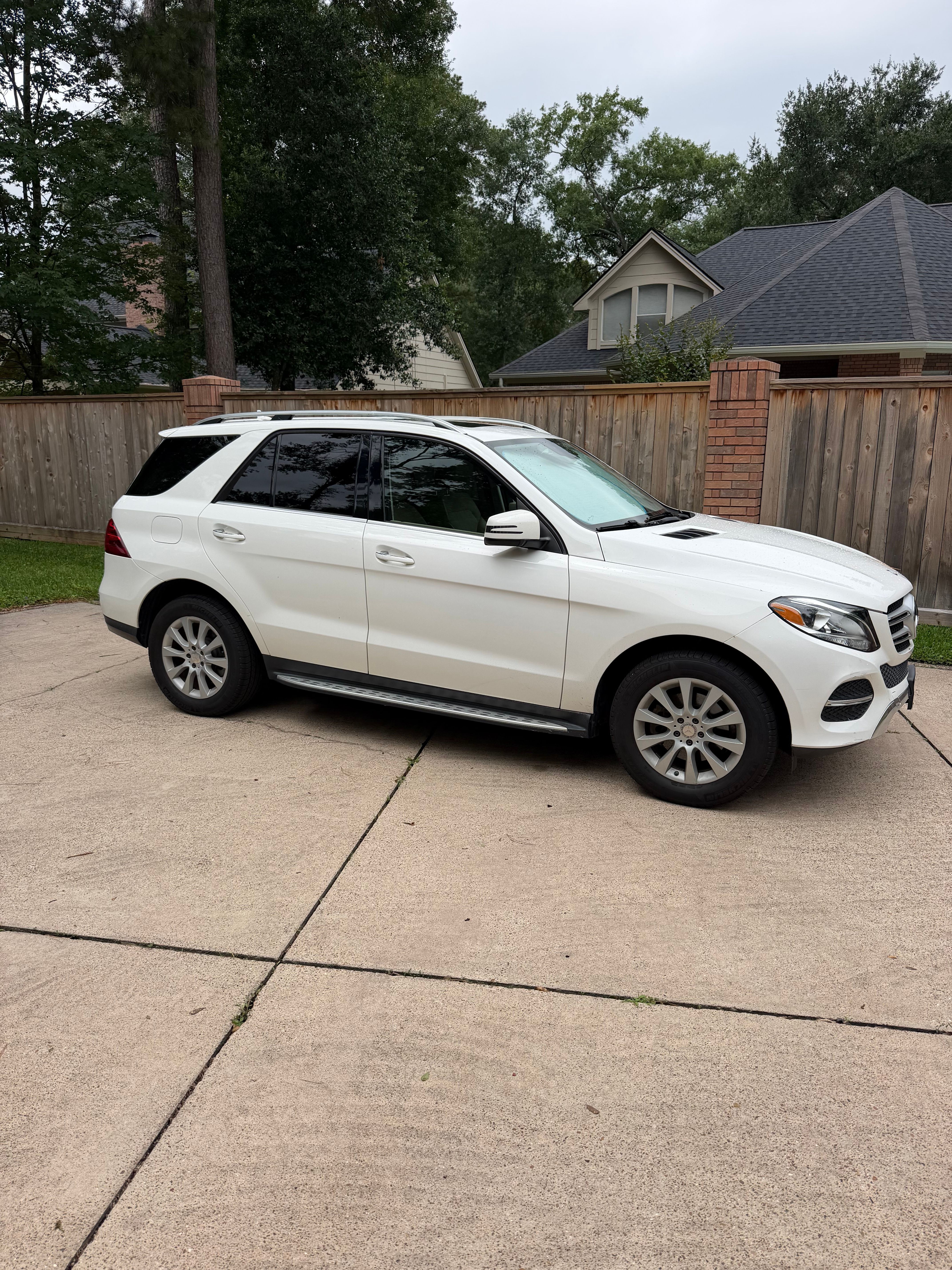 Used 2016 Mercedes-Benz GLE 300d 4MATIC image 1