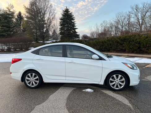 Used 2013 Hyundai Accent GLS w/ Premium Pkg image 2