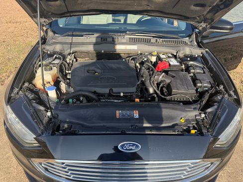 Used 2017 Ford Fusion SE w/ Fusion SE Technology Package image 16