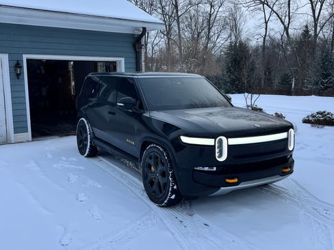 Used 2023 Rivian R1S Adventure image 5