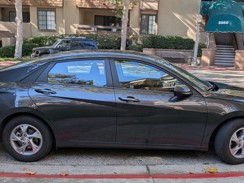 Used 2021 Hyundai Elantra SE image 2