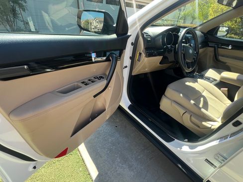 Used 2011 Kia Sorento LX image 9