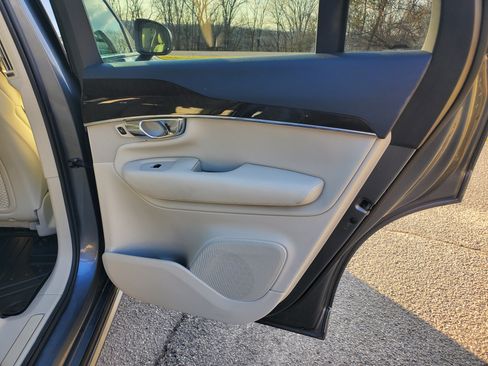 Used 2017 Volvo XC90 T5 Momentum w/ Vision Package image 22