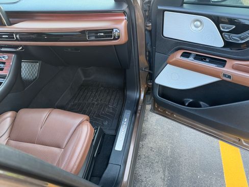 Used 2022 Lincoln Aviator Grand Touring w/ Equipment Group 301A AWD/4WD image 10