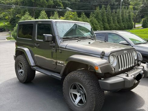 Used 2018 Jeep Wrangler Sahara w/ Connectivity Group AWD/4WD image 2