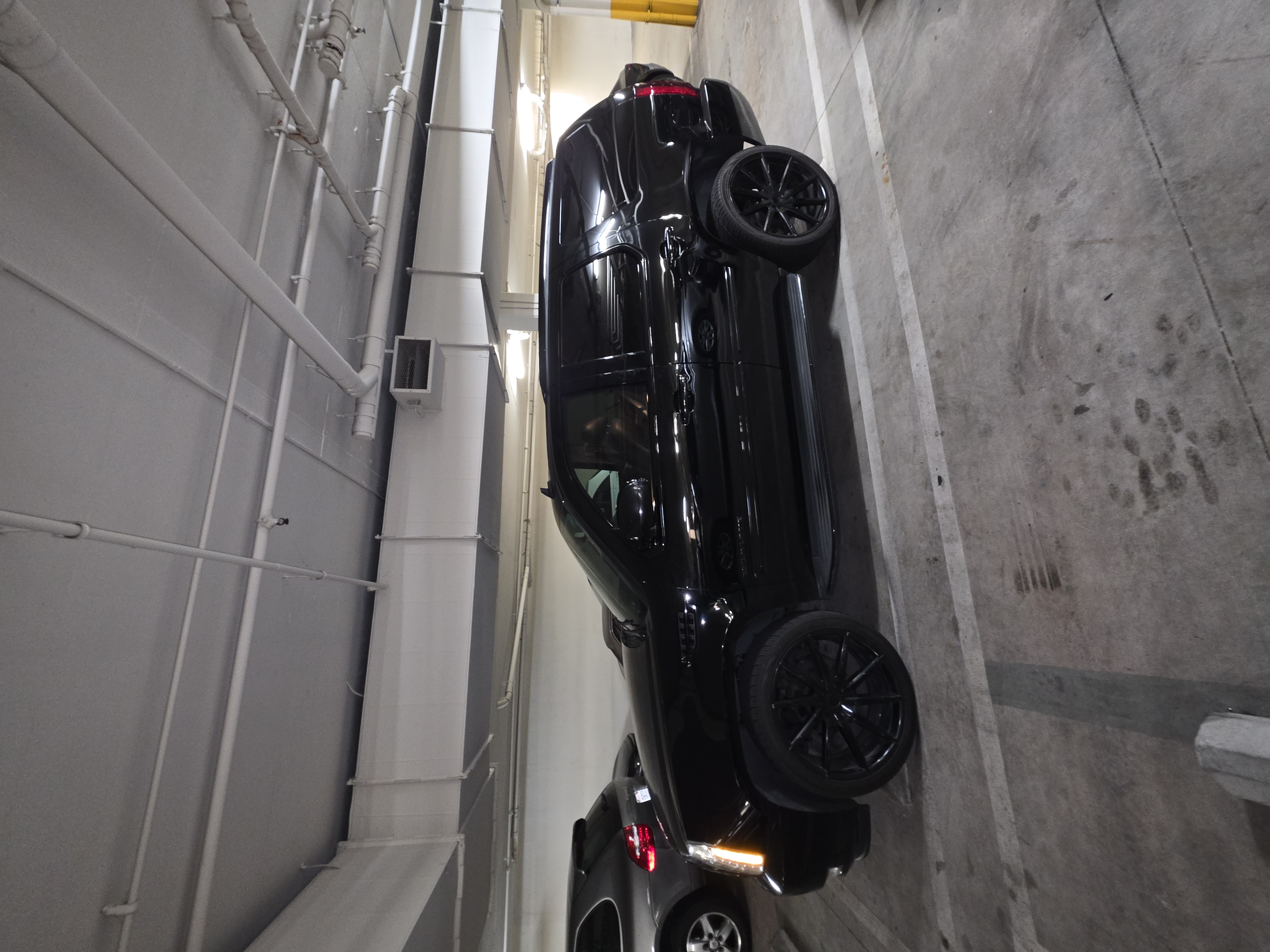 Used 2013 Cadillac Escalade Luxury RWD image 1