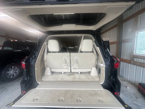 Used 2021 Lexus LX 570 4WD w/ Luxury Package image 11