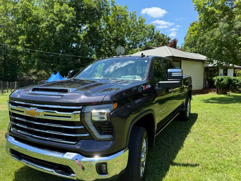 Used 2024 Chevrolet Silverado 2500 LTZ w/ LTZ Plus Package AWD/4WD image 9