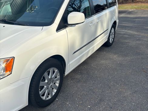 Used 2016 Chrysler Town & Country Touring image 5