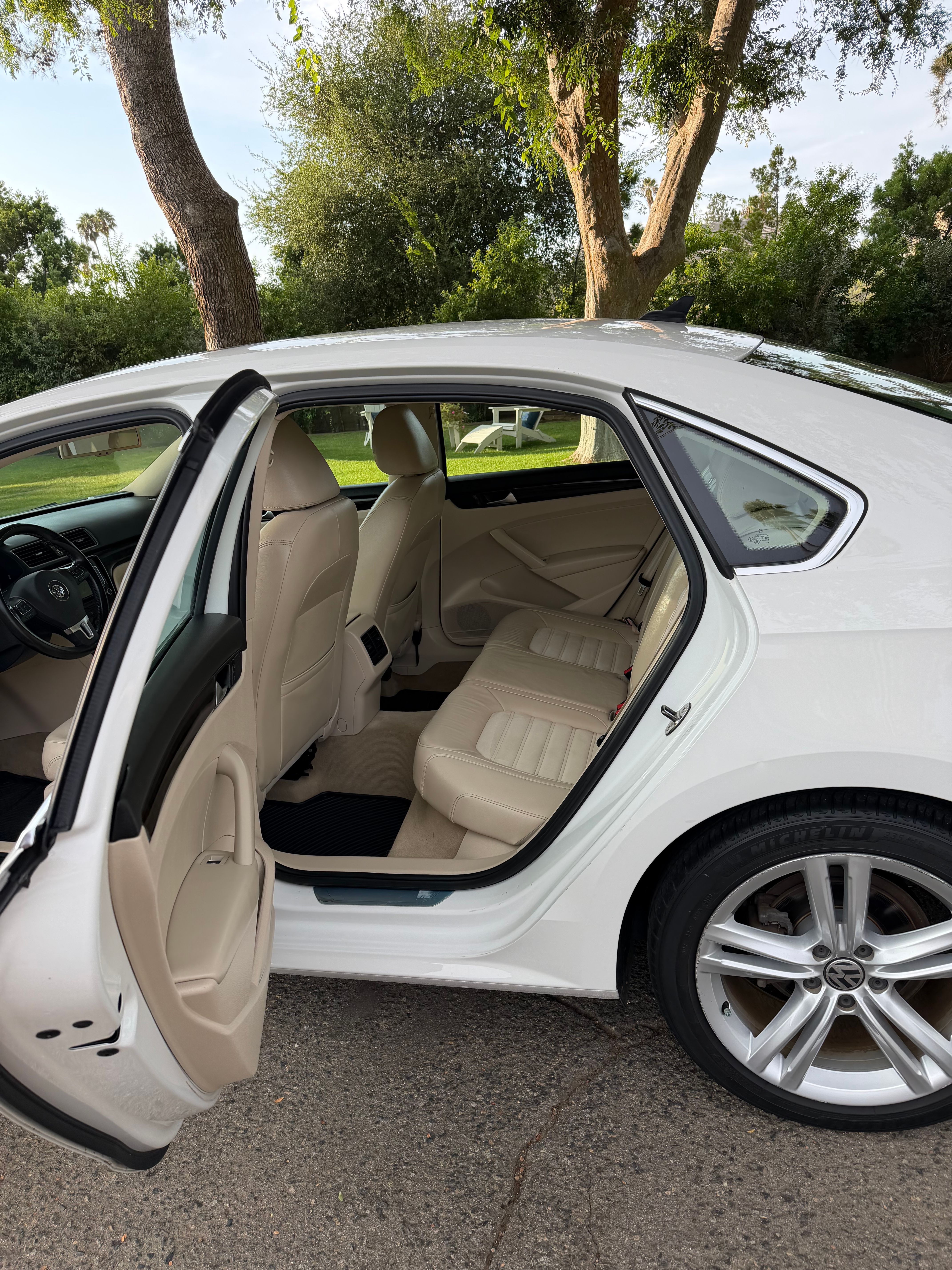 Used 2014 Volkswagen Passat TDI SEL Premium FWD image 11