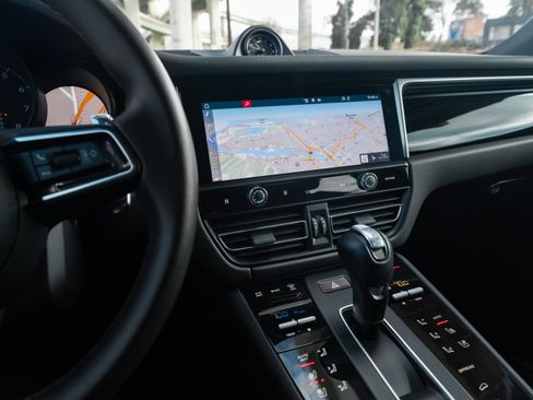 Used 2022 Porsche Macan Sport Edition image 6