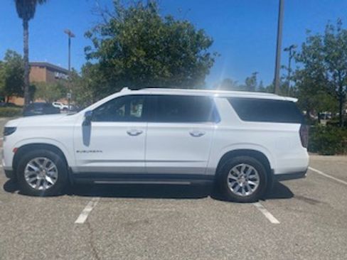Used 2023 Chevrolet Suburban Premier image 4