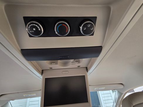 Used 2013 Chrysler Town & Country Touring-L w/ Driver Convenience Group image 16