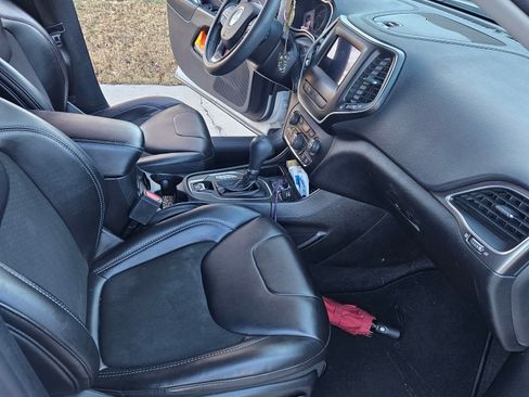 Used 2019 Jeep Cherokee Latitude Plus w/ Comfort/Convenience Group image 18