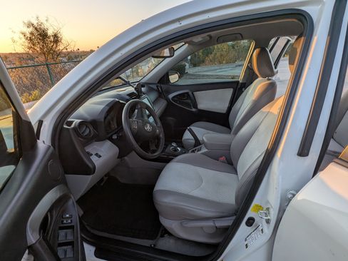 Used 2014 Toyota RAV4 EV image 6