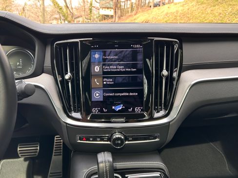 Used 2022 Volvo S60 T8 R-Design image 26