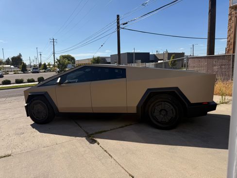 Used 2025 Tesla Cybertruck AWD Crew Cab image 4
