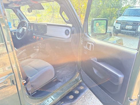 Used 2024 Jeep Wrangler Unlimited AWD/4WD image 19