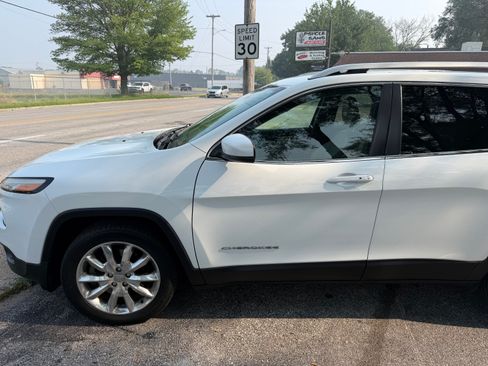 Used 2016 Jeep Cherokee Limited FWD image 2