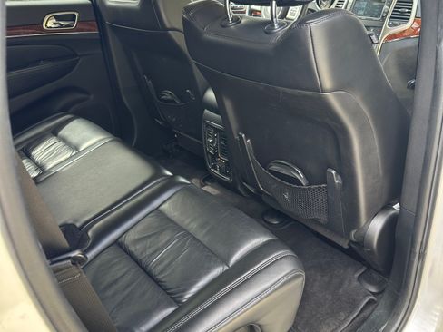 Used 2011 Jeep Grand Cherokee Limited image 16