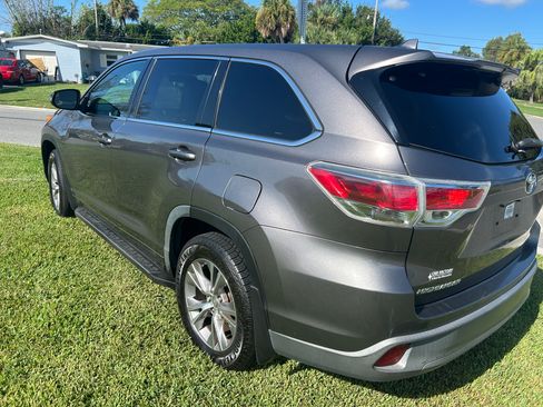 Used 2014 Toyota Highlander Plus FWD image 9