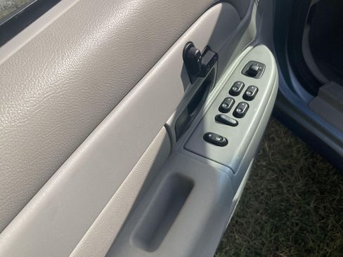 Used 2004 Ford Crown Victoria image 5