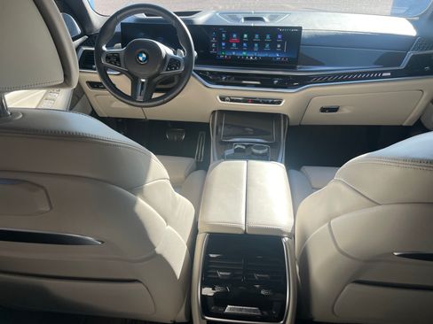 Used 2025 BMW X7 M60i w/ Climate Comfort Package image 19